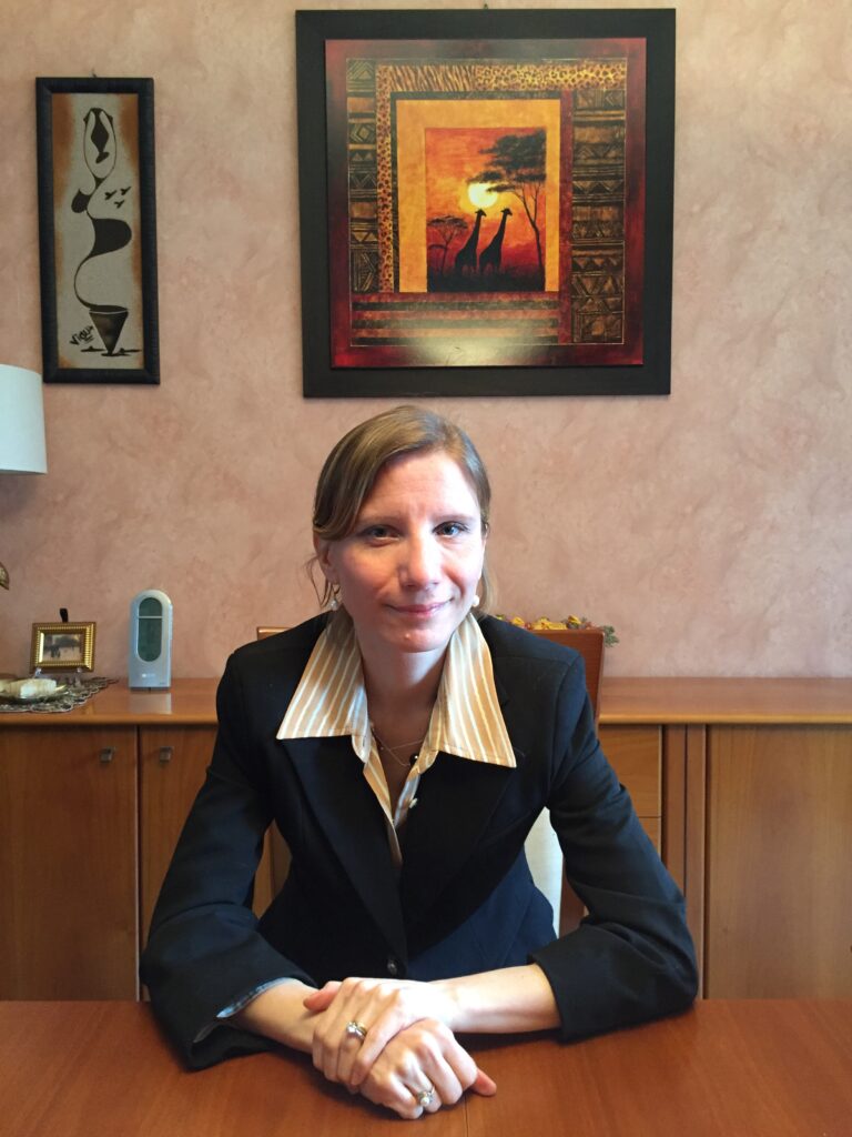 Foto professionale della Dott.ssa Elisa Scala, medico psicoterapeuta a Novara