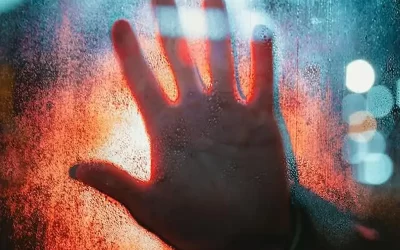 Sindrome dell’Impostore: cos’è, sintomi e cause. Come liberarsi dall’autosabotaggio psicologico grazie alle 8 migliori strategie pratiche