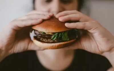 Disturbi alimentari: sintomi, cause psicologiche, quali sono e come uscirne con un percorso olistico