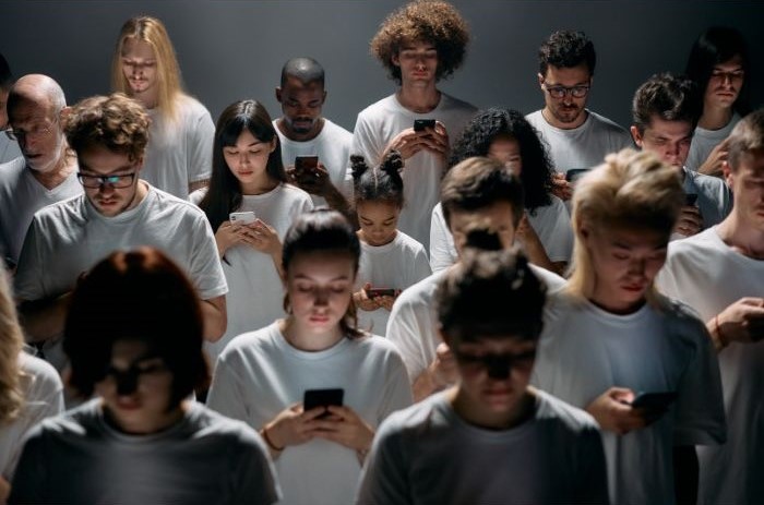 Gruppo di persone giovani che mostrano dipendenze tecnologiche compulsive e continuano a guardare i propri telefoni cellulari [Photo by cottonbro studio on Pexels]