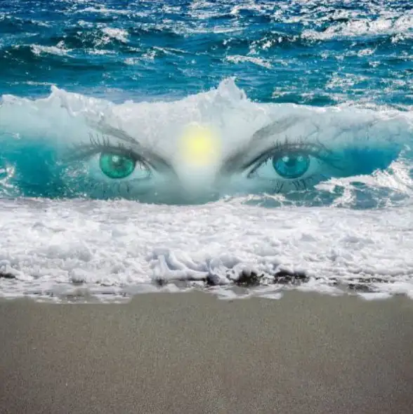 Attenzione selettiva in psicologia, cos'è e definizione. Foto di un'onda del mare che si infrange sulla spiaggia e contiene l'immagine di due occhi umani che guardano in direzione del lettore